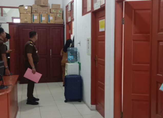GELEDAH: Pihak Kejaksaan Negeri Pematangsiantar saat melakukan penggeledahan di Puskesmas Kahean, Senin (4/5).(Istimewa)