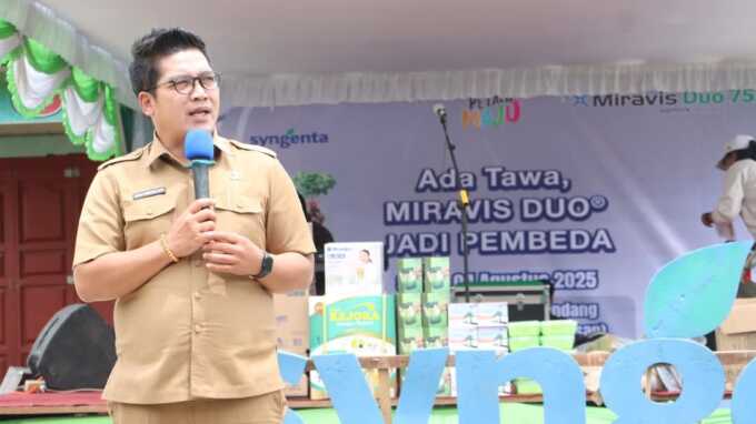 Rudy Sitanggang/Sumut Pos SAMBUTAN: Kepala DPKPP Dairi Robot Simanullang, sampaikan sambutan saat membuka Syngenta Indonesia Expo, Senin (4/8).