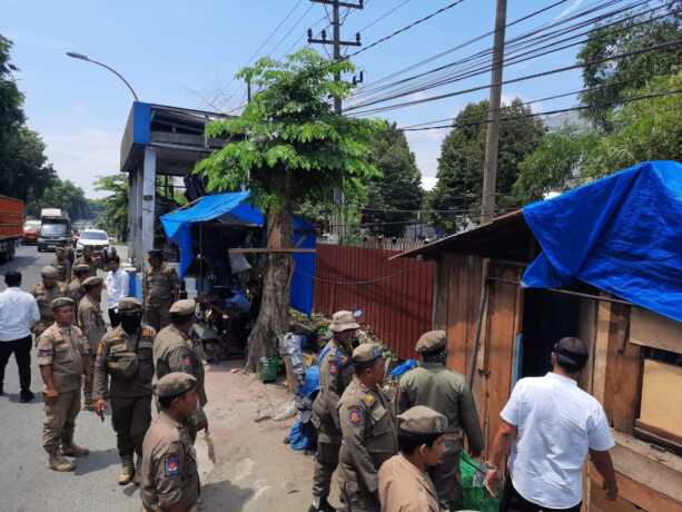PENERTIBAN: Petugas Satpol PP Kabupaten Deliserdang saat menertibkan kios dan bangunan liar PKL di Kecamatan Tanjungmorawa.