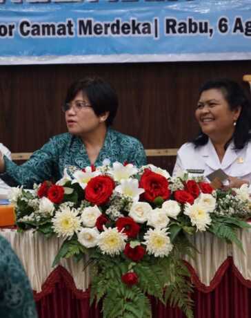 POSYANDU: Ketua Tim Penggerak PKK Kabupaten Karo, Roswitha, saat menghadiri kegiatan Pembinaan Posyandu Desa se-Kabupaten Karo 2025.