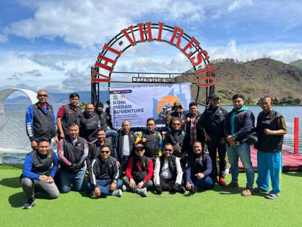 Ketua Umum KONI Kota Medan Aswindy Fachrizal bersama pengcab dan Korcam ketika touring ke Tongging, Kabupaten Karo. (dok KONI Medan)