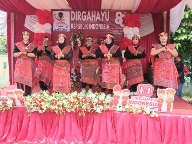 Direktur RS Mitra Sejati dr Elvida Sulistiana Sinaga, Ketua Yayasan STIKes Mitra Sejati Kartae Singh, Anita Inong dan lainnya, foto bersama para penari dalam kegiatan peringatan HUT RI.