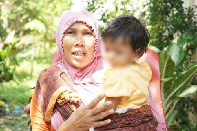 Salwa digendong ibunya.