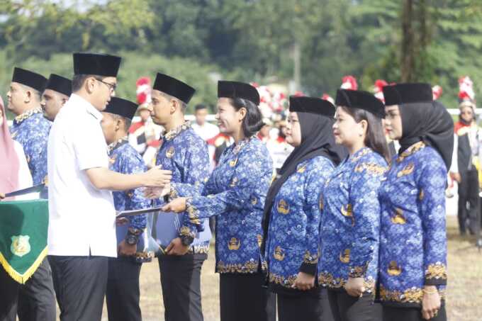 Rico Wass menyerahkan SK PPPK.