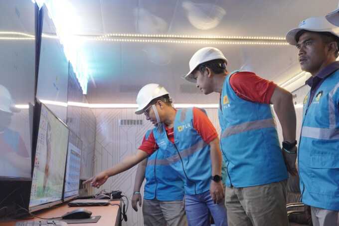 General Manager PLN UID Sumatera Utara, Ahmad Syauki bersama Senior Manager Distribusi, Hariadi Fitrianto saat melakukan pemantauan sistem kelistrikan di DCC mobile Sumatera Utara (12/8).