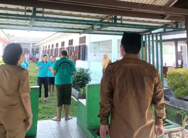 SAPA: Direktur RS Jiwa Prof Dr Muhammad Ildrem drg Ismail Lubis saat menyapa pasien disabilitas mental yang sedang berolahraga.