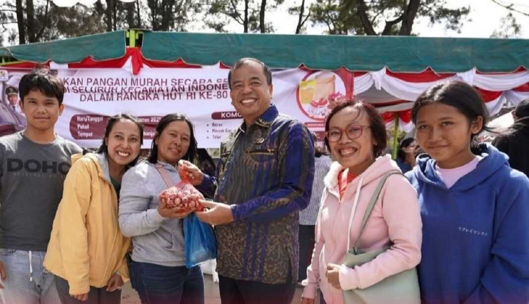 HADIR: Bupati Karo Antonius Ginting saat menghadiri Gerakan Pangan Murah Kecamatan Kabanjahe di Taman Kota Kabanjahe, Sabtu (30/8).(Istimewa)