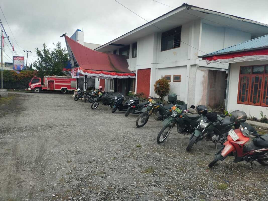 SIAGA: Kendaraan dinas anggota TNI, mobil damkar, serta ambulance, disiagakan di Kantor DPRD Dairi, Senin (1/9).(Rudy Sitanggang/Sumut Pos)
