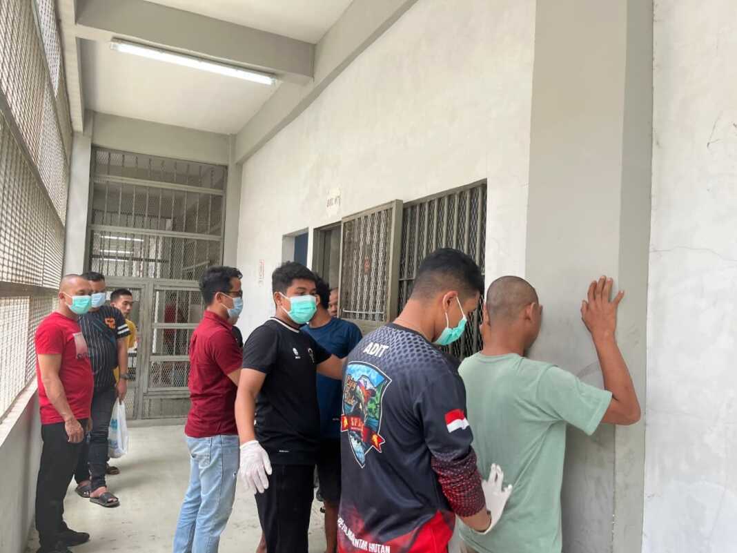 PERIKSA: Petugas Lapas Binjai saat melakukan pemeriksaan badan WBP saat razia blok dan kamar. (Istimewa)