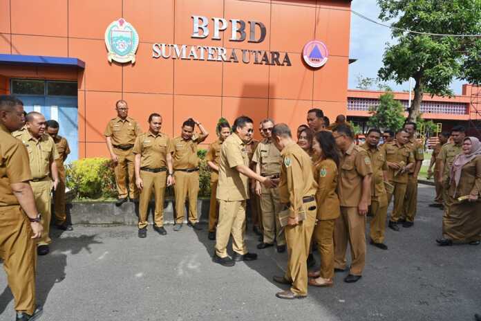 KUNKER: Sekdaprov Sumut Togap Simangunsong saat kunjungan kerja dan silaturahim dengan pejabat dan jajaran staf ASN di Kantor BPBD Sumut, Jalan Medan-Binjai Km 10,3, Nomor 8, Kecamatan Sunggal, Kabupaten Deliserdang, Senin (1/9).(Istimewa)