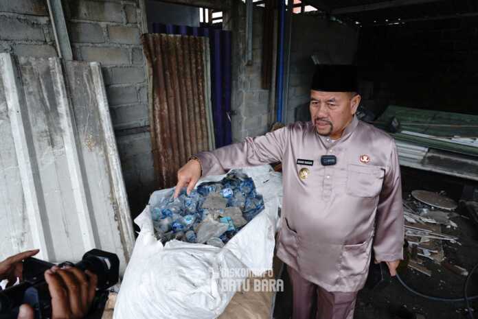 Keterangan gambar KUNJUNGAN: Bupati Batubara H Baharuddin Siagian SH MSi saat mengunjungi pabrik daur ulang sampah plastik di Desa Mangkai Baru, Jumat (12/9). Foto:Komimfo Batubara.