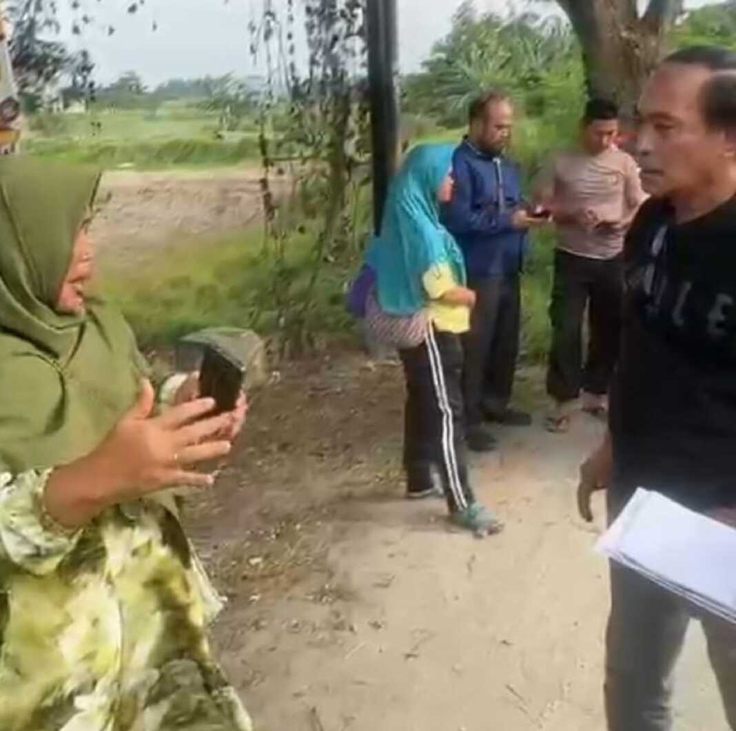 OLAH TKP: Satreskrim Polresta Deliserdang saat melakukan olah TKP pembegalan korban di Jalan Desa Baru, Kecamatan Batangkuis, Kabupaten Deliserdang, Rabu (10/9) sekira pukul 02.30 WIB.