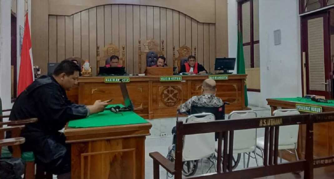 SIDANG: Mantan Kadisdik Tebingtinggi, Pardamean Siregar terdakwa kasus korupsi menjalani sidang putusan di Pengadilan Tipikor Medan, Kamis (11/9/2025) sore.