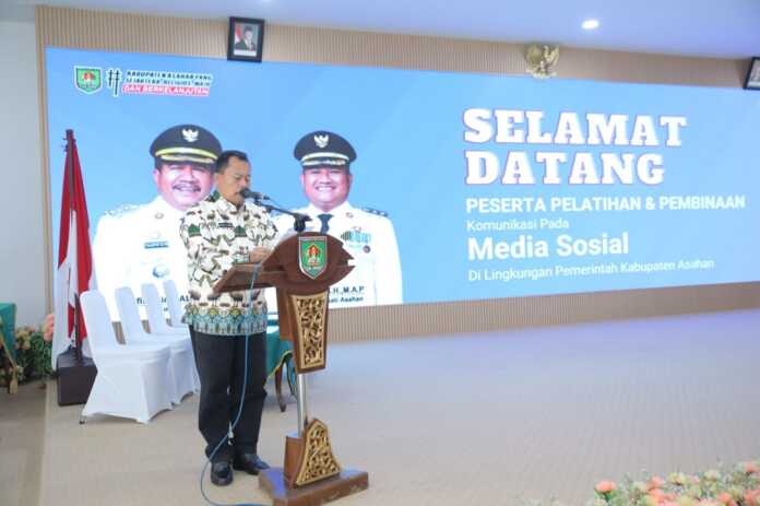 ACARA: Muhilli Lubis pada acara perkuat komunikasi publik digital di Aula Melati Kantor Bupati Asahan, Kamis (11/9).
