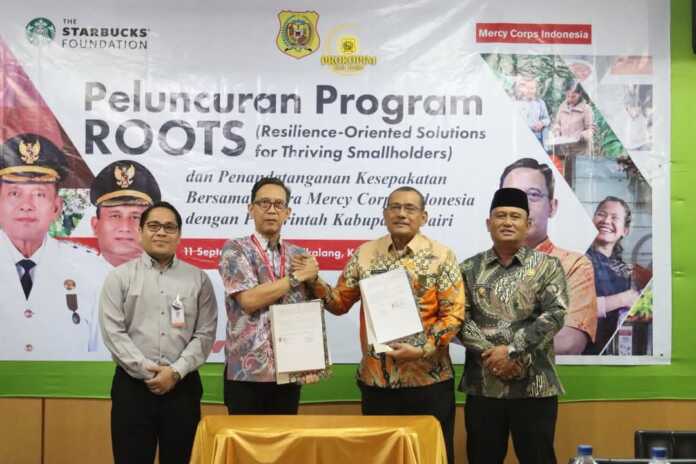 TUNJUKKAN: Bupati Dairi Vickner Sinaga (dua kiri) dan Direktur Eksekutif Yayasan Mercy Corps Indonesia Ade Soekadis, menunjukkan nota kesepakatan.(Istimewa)