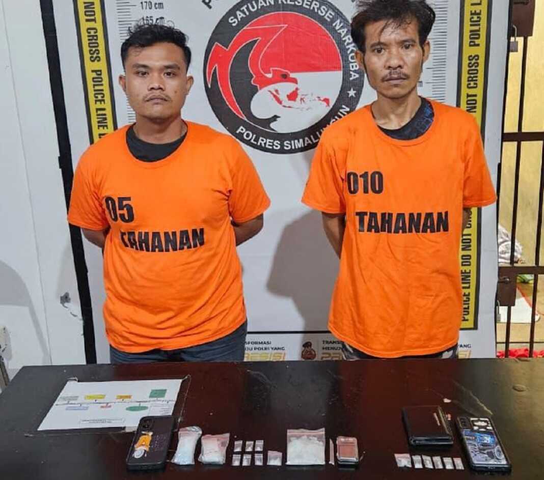 DITANGKAP: Dua pria pemilik narkoba jenis sabu-sabu yang berhasil ditangkap polisi.(Istimewa)