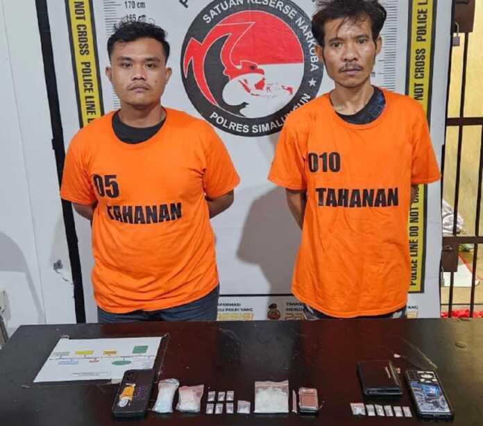 DITANGKAP: Dua pria pemilik narkoba jenis sabu-sabu yang berhasil ditangkap polisi.(Istimewa)