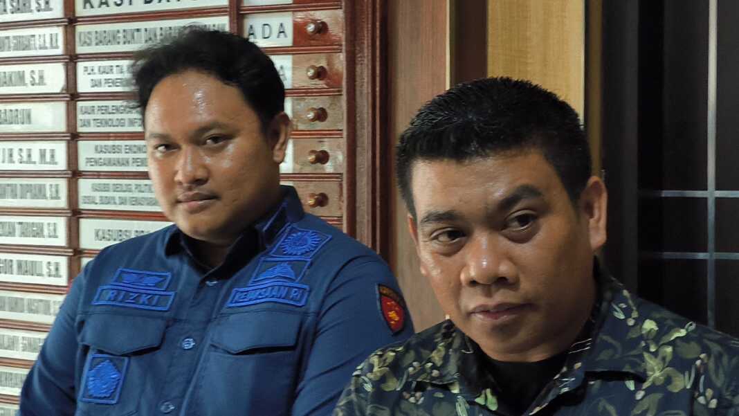 KETERANGAN: Kasi Intelijen Kejari Langkat Ika Lius Nardo (kanan), didampingi Kasi Pidsus Rizki Ramdhani, saat memberi keterangan kepada wartawan.(Teddy Akbari/Sumut Pos)