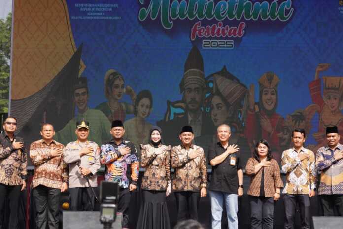 BUKA: Wali Kota Tebingtinggi Iman Irdian Saragih didampingi Kepala Balai Pelestarian Kebudayaan Wilayah II Sumatera Utara, Sukronedi dan Ketua Dekranasda Kota Nyonya Susmira Wanti Iman Irdian Saragih membuka kegiatan Pagelaran dan Pameran Seni Gelanggang Multiethnic Festival 2025.