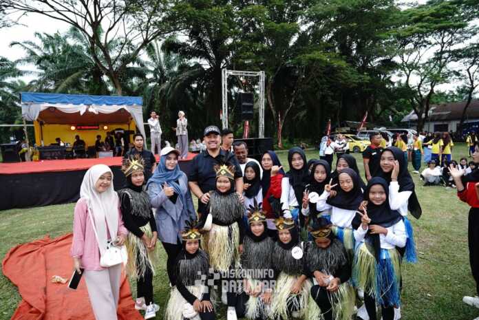 PEMBUKAAN: Bupati Batubara H Baharuddin Siagian, SH MSi didampingi Wakil Bupati Batubara Syafrizal SE MAP dan Wakil Rektor Universitas Asahan (UNA) Dr Hadi Suriono SE MM saat membuka Festival Tari/Senam Tabola Bale di Lapangan Bola Sei Bejangkar, Kecamatan Sei Balai, Sabtu (13/9). Foto:/Komimfo.Batubara.