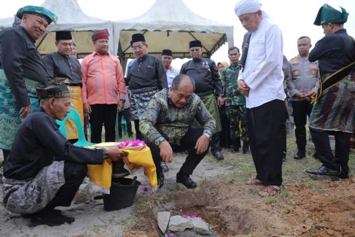 PELANTIKAN: Bupati Asahan Taufik Zainal Abidin SSos MSi saat menghadiri Pelantikan Pengurus Daerah Majelis Adat Budaya Melayu Indonesia (PD MABMI) Kabupaten Asahan Masa Bakti 2025–2030 di Joglo Etnis Jawa Pujakesuma, Kisaran Barat, Sabtu (13/9).