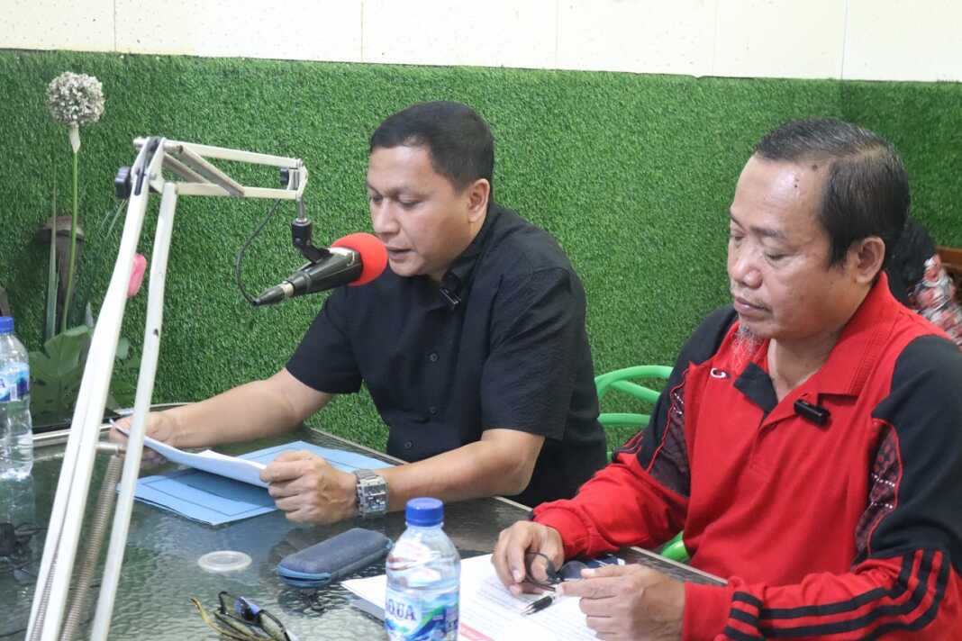 TALK SHOW: Pj Sekdako Tebingtinggi Muhammad Syah Irwan didampingi Kepala Dinas PPKB, Dedi Parulian Siagian melakukan talk show di salah satu radio swasta di Kota Tebingtinggi.
