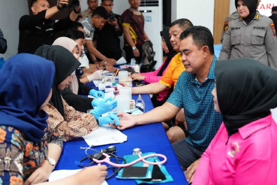 DONOR DARAH: Polda Sumut saat melaksanakan kegiatan bakti sosial dan donor darah.(Istimewa)