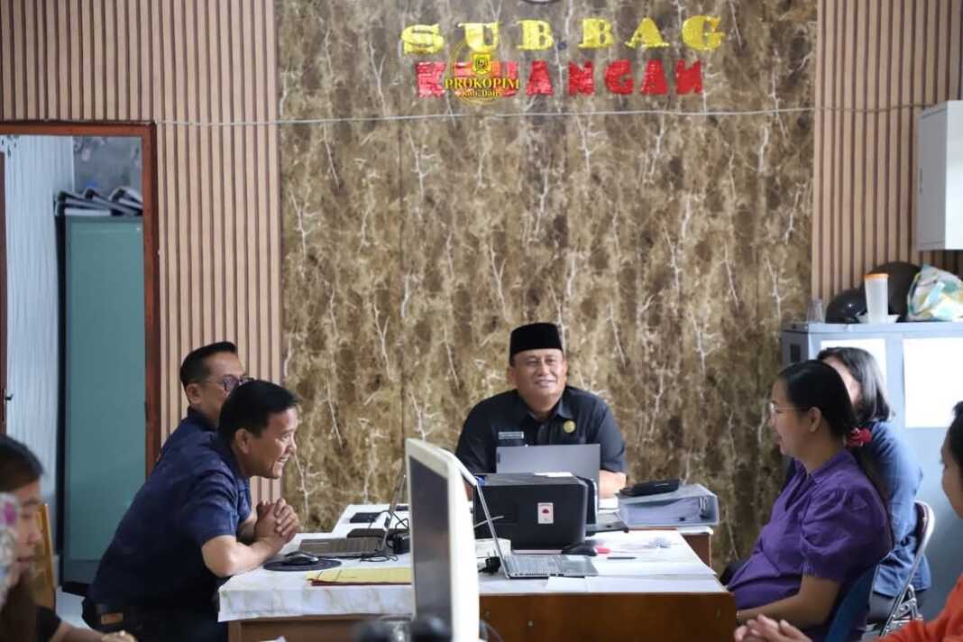 GELAR SIDAK: Wakil Bupati Dairi Wahyu Daniel Sagala, saat melakuan sidak ke satu OPD pada Pemkab Dairi.(Istimewa)