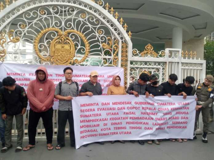 DESAK GUBSU: Puluhan mahasiswa yang tergabung dalam Pergerakan Mahasiswa Anti Korupsi Sumatera Utara kembali menggelar unjuk rasa di depan Kantor Gubernur Sumut, Selasa (16/9). Mereka meminta Gubsu segera mencopot Faisal Hasrimy dari jabatannya.(IKHSAN SYAHREZA/SUMUT POS)