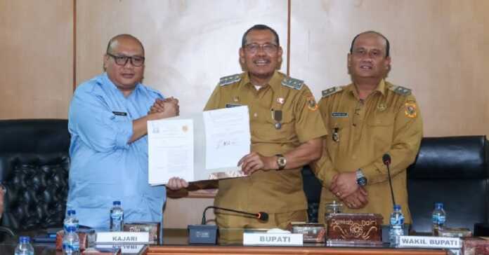 KERJA SAMA- Bupati Dairi Vickner Sinaga didampingi Wabup Wahyu Daniel Sagala bersama Kepala Kejaksaan Negeri Dairi Cahyadi Sabri tunjukkan nota kerja sama bidang Datun, Selasa (16/9).(RUDY SITANGGANG/SUMUT POS)