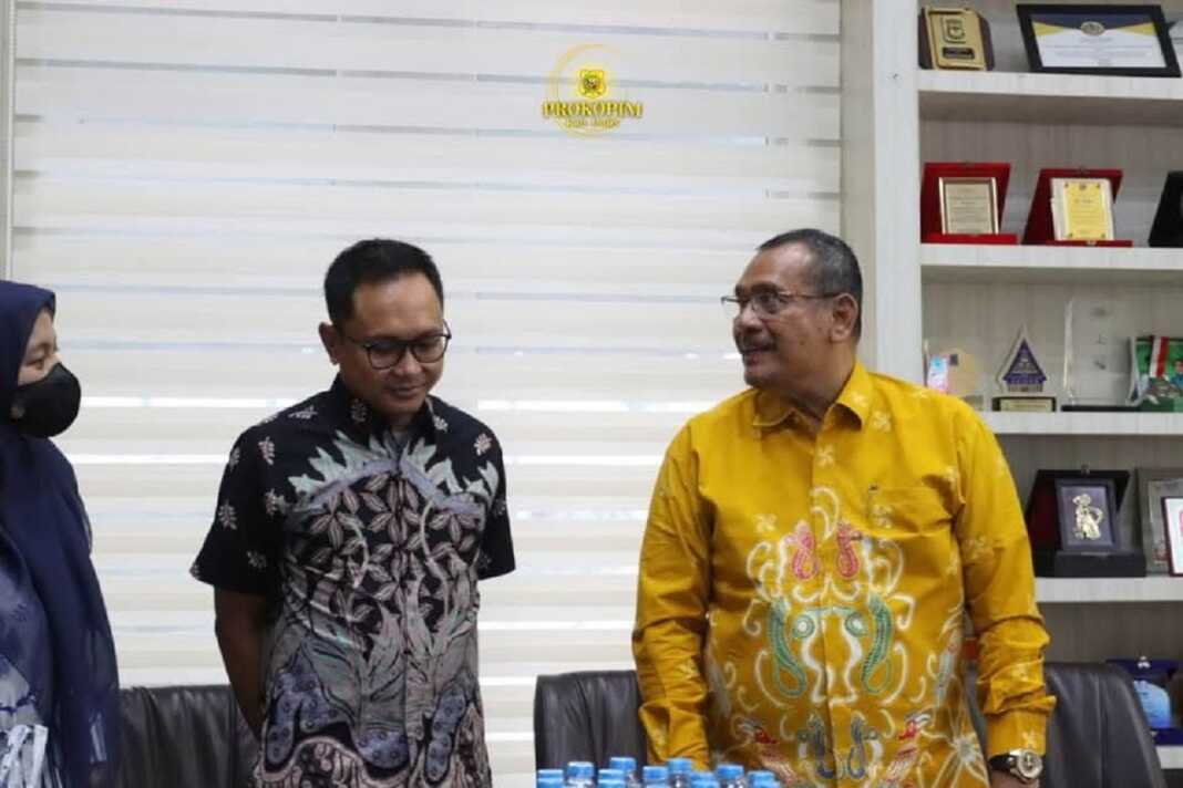 BINCANG: Bupati Dairi Vickner Sinaga (kanan) dan Kabid KPIJ BBPJN Sumut Nuruddin Pujoartanto, berbincang saat kunjungan untuk koordinasi percepatan penanganan jalan amblas di Lae Pondom, Kecamatan Sumbul, Kabupaten Dairi, Jumat (19/9).(Istimewa)