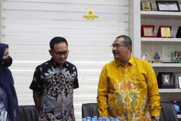 BINCANG: Bupati Dairi Vickner Sinaga (kanan) dan Kabid KPIJ BBPJN Sumut Nuruddin Pujoartanto, berbincang saat kunjungan untuk koordinasi percepatan penanganan jalan amblas di Lae Pondom, Kecamatan Sumbul, Kabupaten Dairi, Jumat (19/9).(Istimewa)