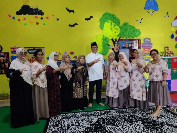 KUNJUNGAN: Bupati Deliserdang Asri Ludin Tambunan, saat menyambangi PKBM Cendana dan PAUD Cendana 1 di Kecamatan Pantai Labu, Kamis (19/9).(Istimewa)