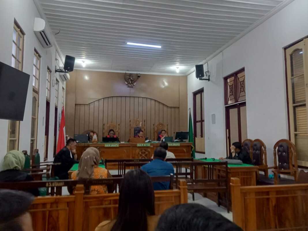 VONIS: Majelis Hakim Pengadilan Tipikor Medan, membacakan putusan terhadap Parlindungan Nainggolan, terdakwa korupsi dana desa, Jumat (19/9).(Istimewa)