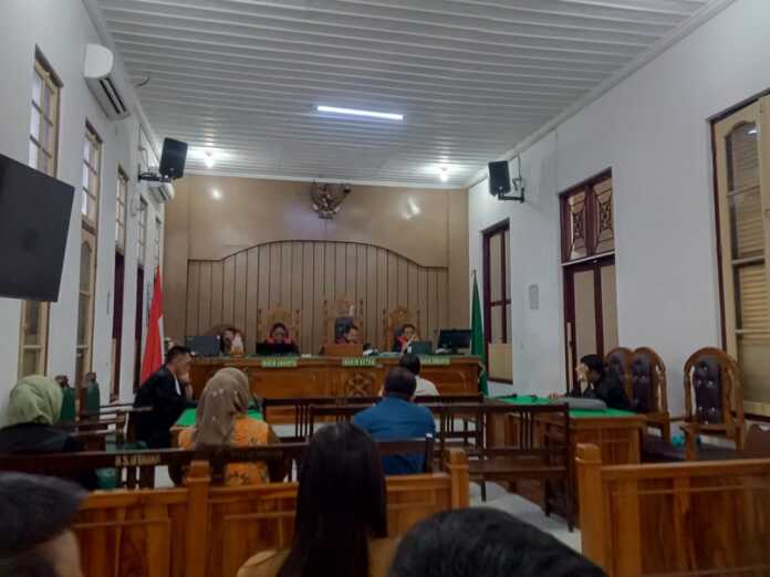 VONIS: Majelis Hakim Pengadilan Tipikor Medan, membacakan putusan terhadap Parlindungan Nainggolan, terdakwa korupsi dana desa, Jumat (19/9).(Istimewa)