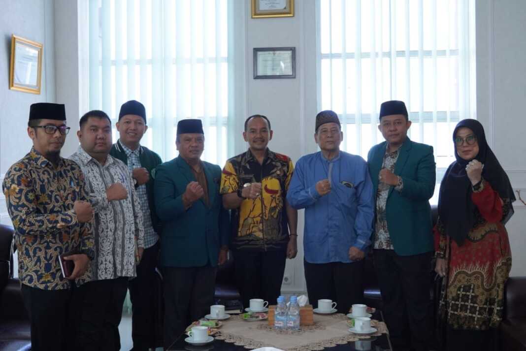 TERIMA: Wali Kota Tebingtinggi Iman Irdian Saragih saat menerima audiensi dari Paguyuban Advokat Kota Tebingtinggi di Gedung Balai Kota Jalan Sutomo Tebingtinggi, Kamis (18/9).