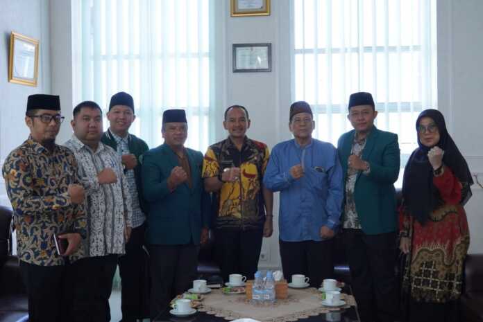 TERIMA: Wali Kota Tebingtinggi Iman Irdian Saragih saat menerima audiensi dari Paguyuban Advokat Kota Tebingtinggi di Gedung Balai Kota Jalan Sutomo Tebingtinggi, Kamis (18/9).