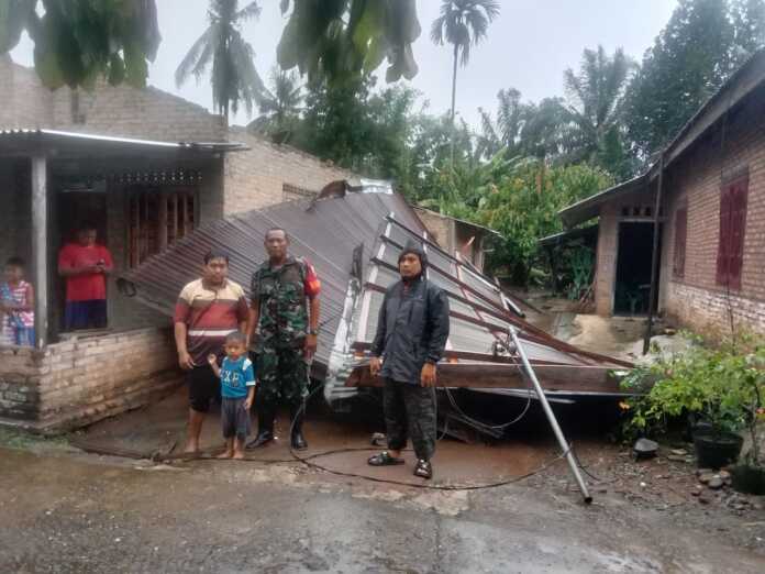 KORBAN PUTING BELIUNG: Belasan rumah warga mengalami kerusakan dikarenakan angin puting beliung di Kecamatan Galang, Kabupaten Deliserdang, Senin (1/9) sekitar pukul 16.30 WIB.
