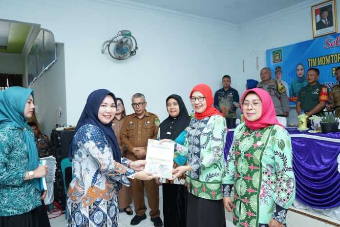 DAMPINGI: Ketua TP PKK Langkat Endang Kurniasih, saat mendampingi Tim Monitoring PKK Sumut melakukan penilaian dan pembinaan terhadap Desa Serapit, Kecamatan Sirapit, baru-baru ini.(Dokumen Diskominfo Langkat)