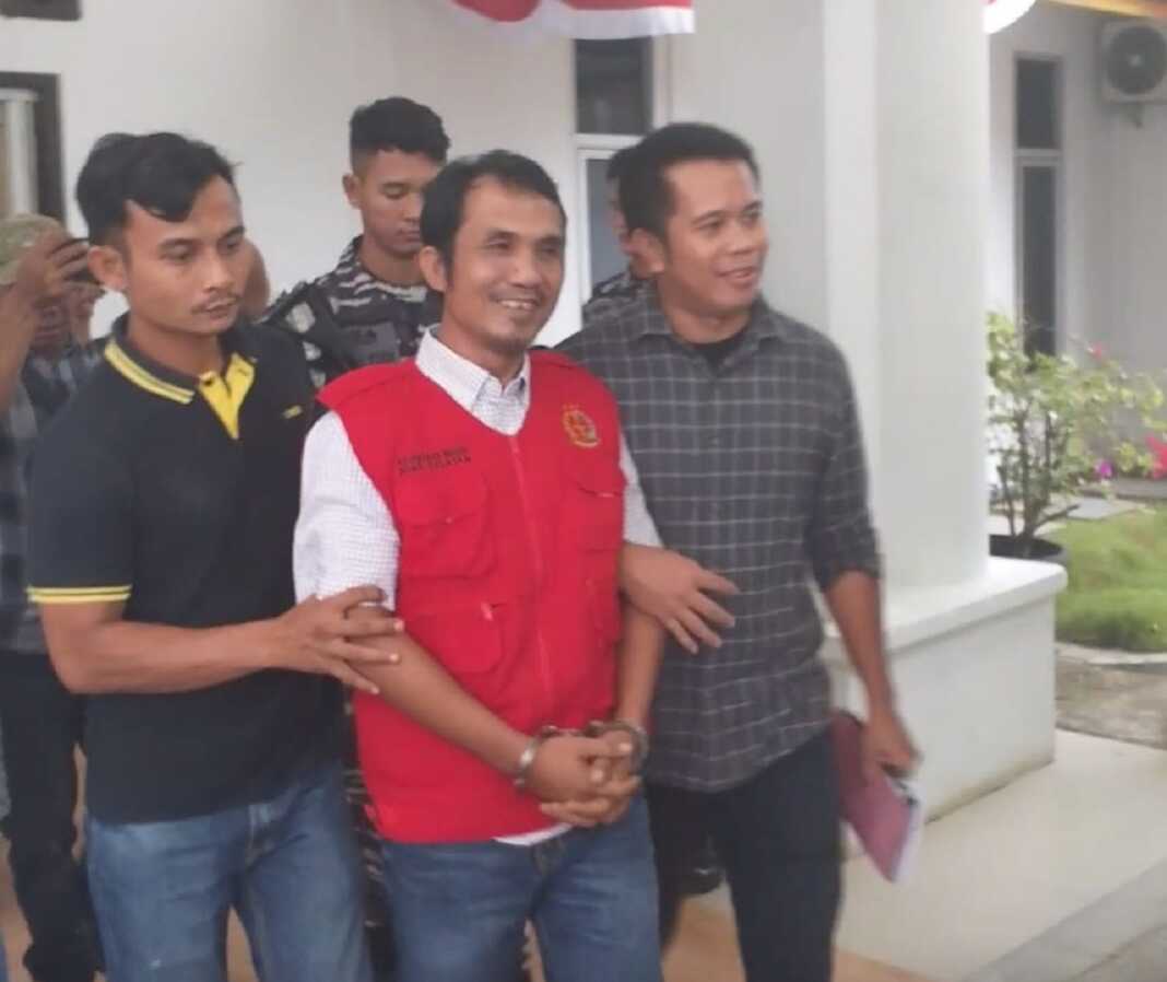 DIBOYONG: Tersangka Kepala Desa Hilimaenamolo, AD, saat diboyong ke Lapas Kelas 3 Telukdalam, Selasa (2/9).(Istimewa)