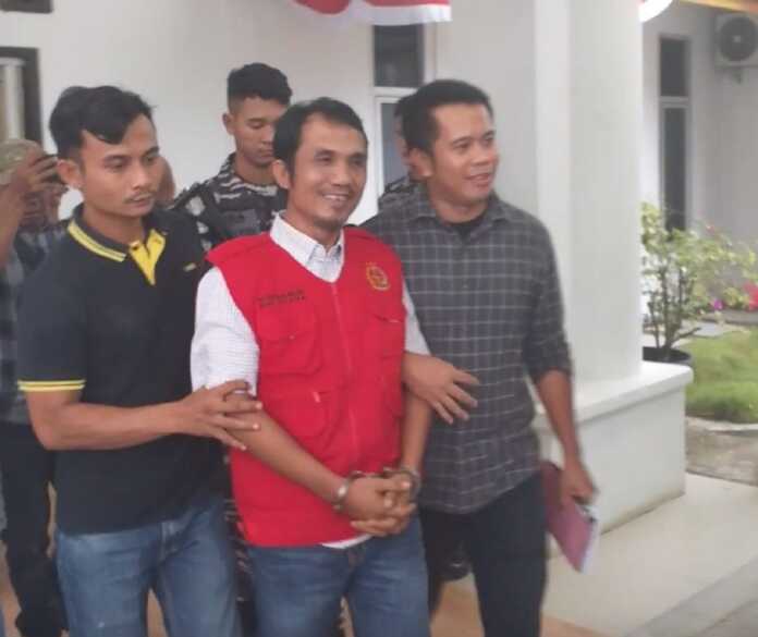 DIBOYONG: Tersangka Kepala Desa Hilimaenamolo, AD, saat diboyong ke Lapas Kelas 3 Telukdalam, Selasa (2/9).(Istimewa)