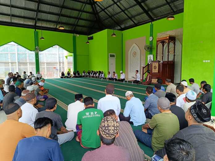 DOA BERSAMA: Lapas Binjai saat menggelar doa bersama yang diikuti warga binaan pemasyarakatan di masjid.(Istimewa)