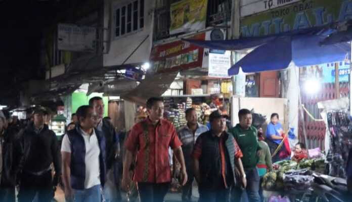 PENERTIBAN: Pemkab Karo menertibkan pedagang yang jualan di luar zona yang telah ditetapkan di Pusat Pasat Berastagi.