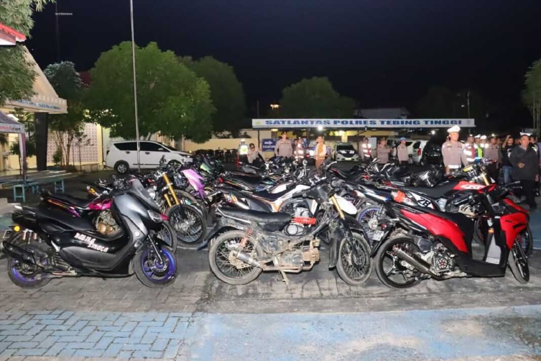 AMANKAN: Polres Tebingtinggi berhasil mengamankan sebanyak 38 unit sepeda motor dari operasi razia skala besar terkait pencegahan tawuran antar geng motor dan aksi balap liar, Minggu (21/9) dini hari.
