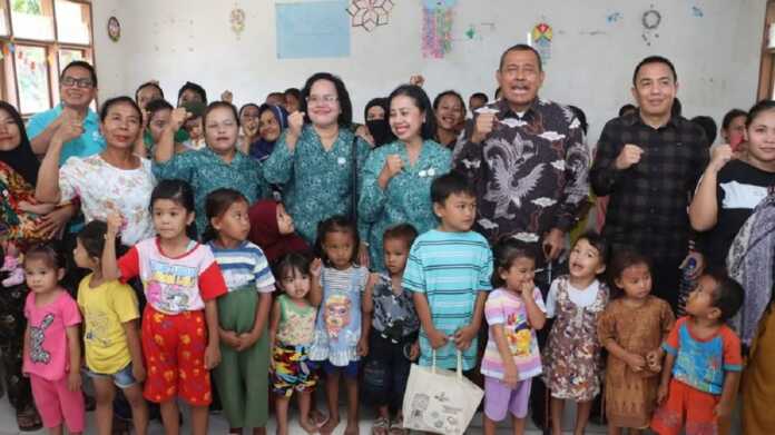 KUNKER: Bupati Dairi Vickner Sinaga (tiga kanan) didampingi Ketua TP PKK Dairi Rita Puspita Situmorang, saat kunker ke Desa Liang Jering dan Lau Njuhar, Kecamatan Tanah Pinem, Sabtu (20/9).(Istimewa)