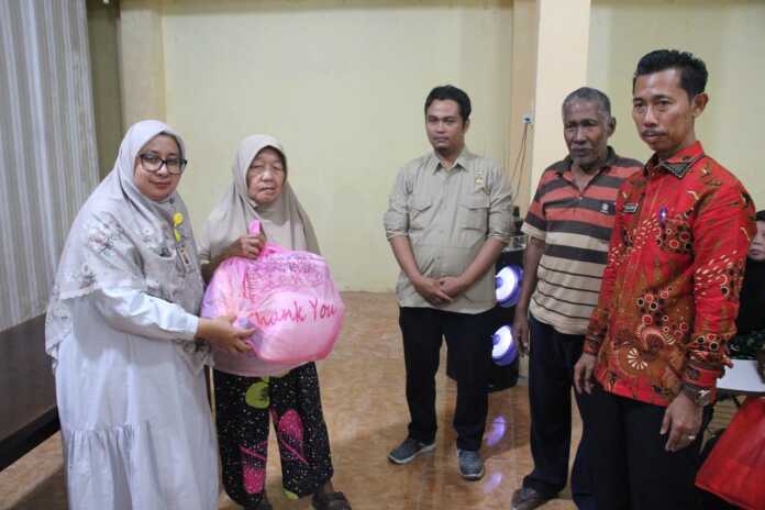 TERIMA: Lansia di Kota Binjai saat menerima bantuan atensi dari Kemensos.(Dokumen Diskominfo Binjai)