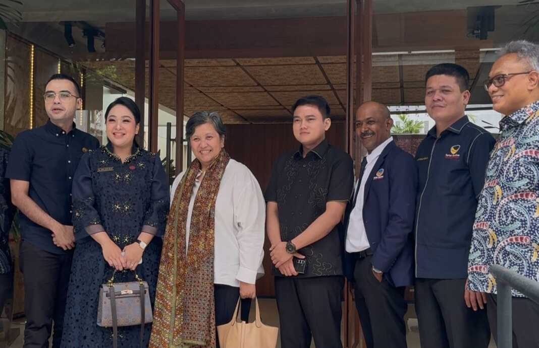 BERSAMA: Wakil Ketua DPRD Sumut Ricky Anthony (empat kanan) diabadikan bersama Wakil Ketua MPR RI Lestari Moerdijat, usai membuka pelatihan UMKM.(Istimewa)