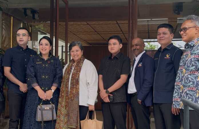 BERSAMA: Wakil Ketua DPRD Sumut Ricky Anthony (empat kanan) diabadikan bersama Wakil Ketua MPR RI Lestari Moerdijat, usai membuka pelatihan UMKM.(Istimewa)