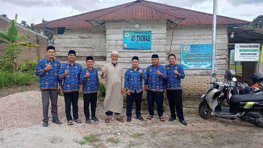 DIABADIKAN: Ustad Soleh saat diabadikan bersama pegawai Kantor Urusan Agama (KUA) Kecamatan Salak, Kabupaten Pakpak Bharat, baru-baru ini. Ustad Soleh merupakan inisiator Program “Jajan Berkah” dan “Sembako Berkah” untuk memakmurkan Musala At Taubah.(Istimewa)