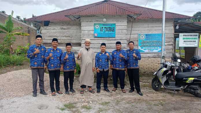 DIABADIKAN: Ustad Soleh saat diabadikan bersama pegawai Kantor Urusan Agama (KUA) Kecamatan Salak, Kabupaten Pakpak Bharat, baru-baru ini. Ustad Soleh merupakan inisiator Program “Jajan Berkah” dan “Sembako Berkah” untuk memakmurkan Musala At Taubah.(Istimewa)